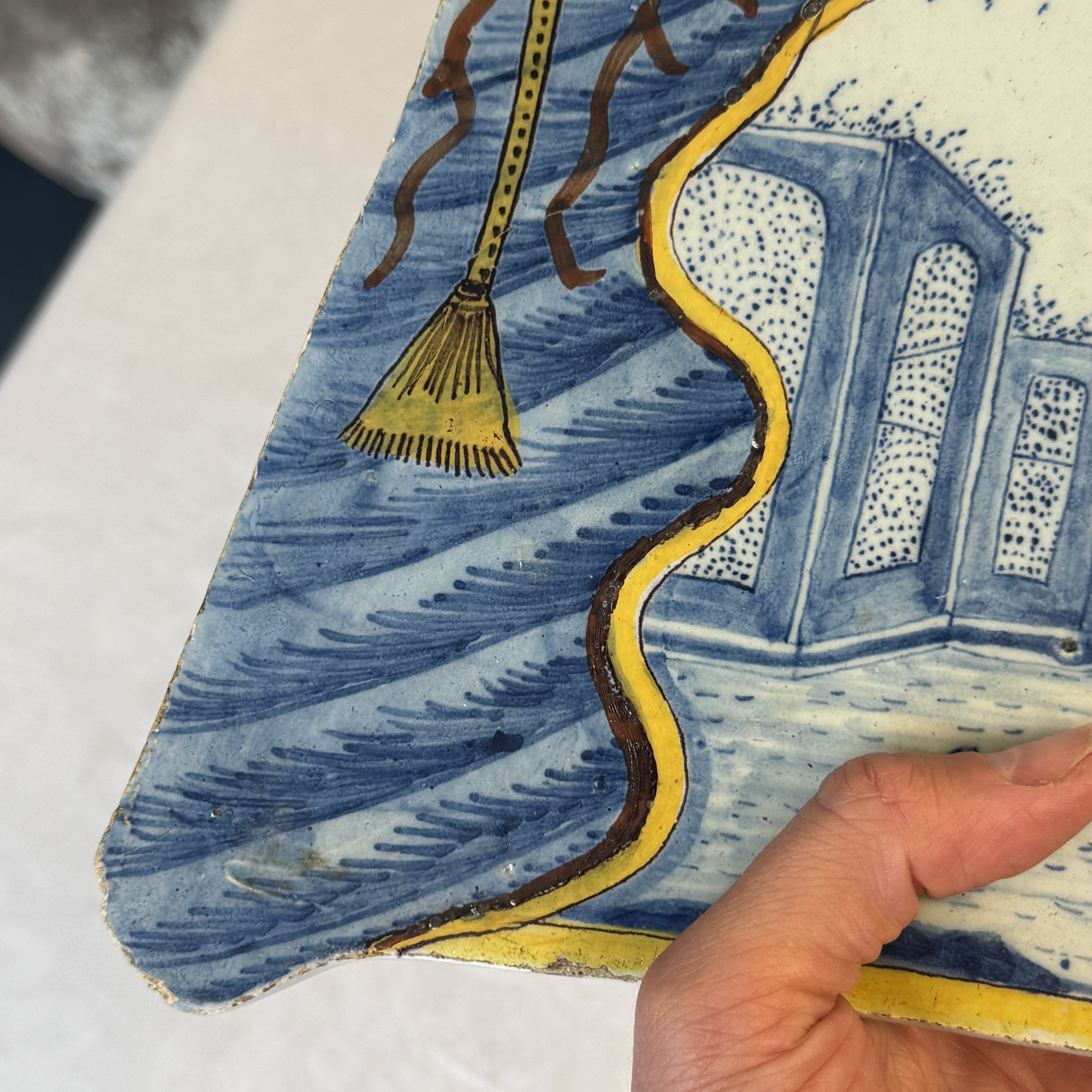 A polychrome Dutch Delft trompe-l'oeil plaque with a fountain garden in a theatrical curtain frame — foto 6