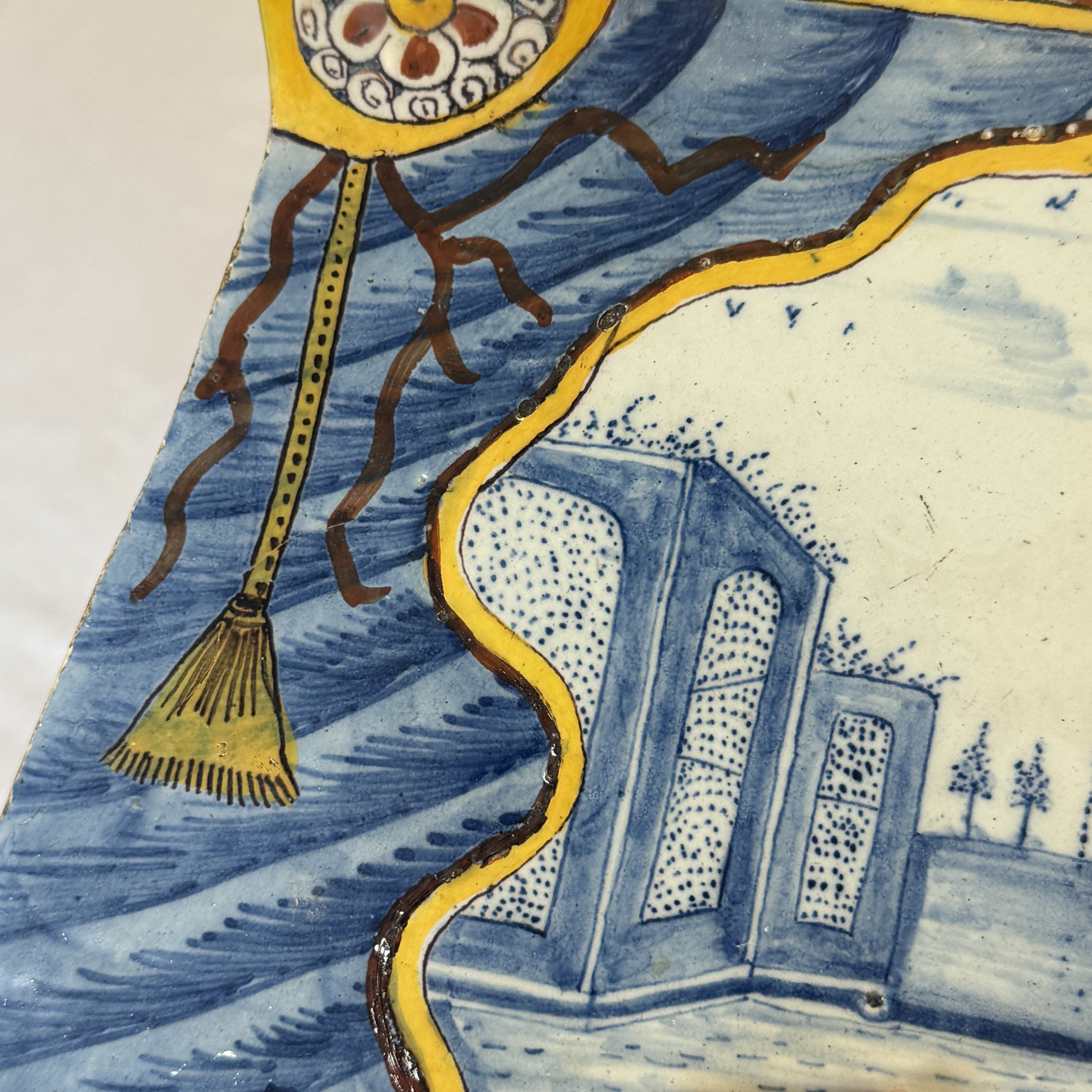 A polychrome Dutch Delft trompe-l'oeil plaque with a fountain garden in a theatrical curtain frame — foto 7