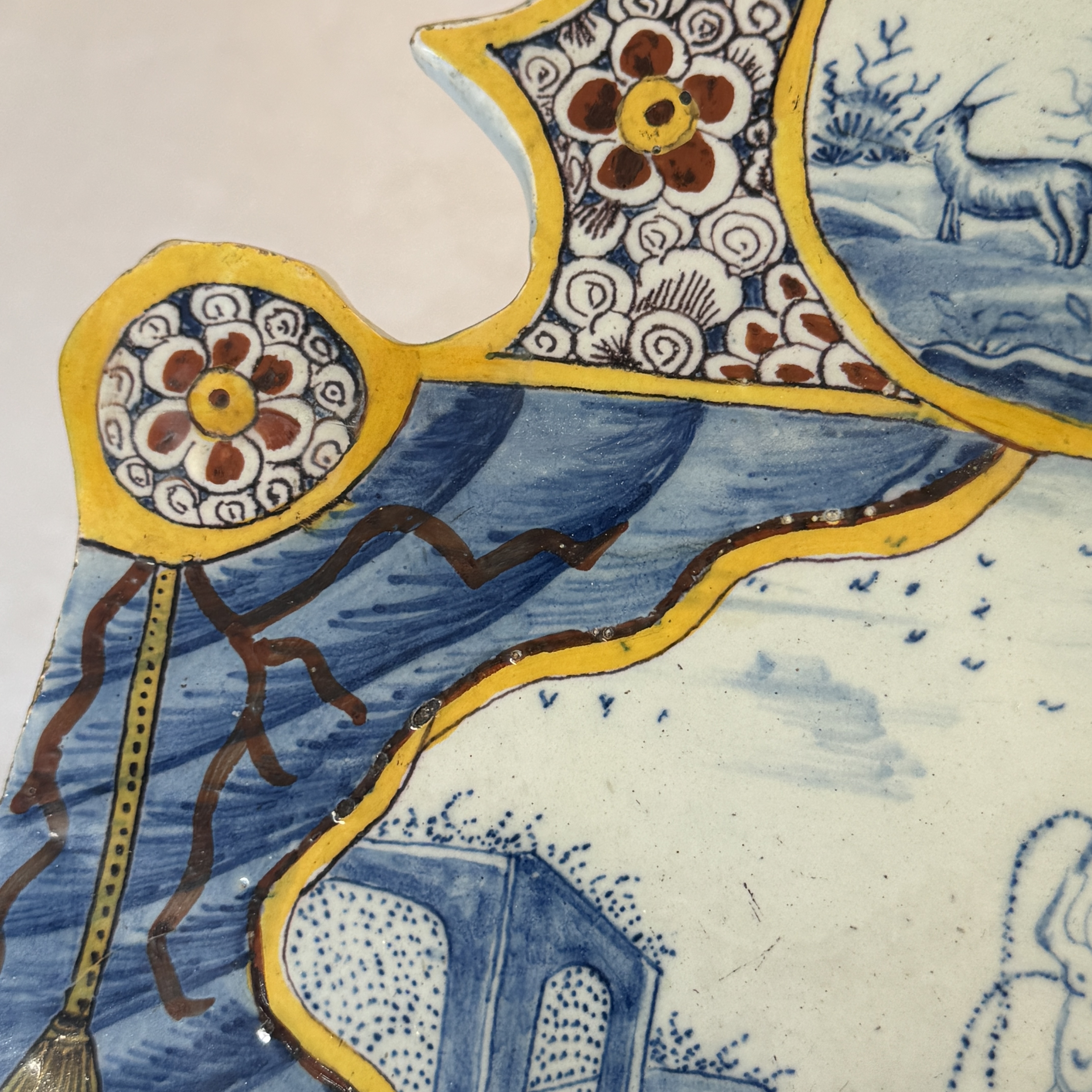 A polychrome Dutch Delft trompe-l'oeil plaque with a fountain garden in a theatrical curtain frame — foto 8