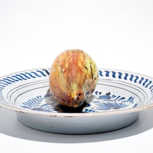 A polychrome Dutch Delft trompe l'oeil plate with a pear, 19th C. — 照片 2