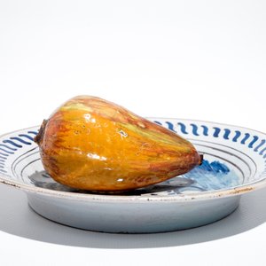 A polychrome Dutch Delft trompe l'oeil plate with a pear, 19th C. — 照片 3