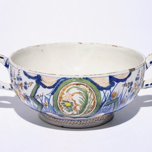 A polychrome Dutch Delft tureen with "Lightning" pattern, ca. 1700 — photo 1