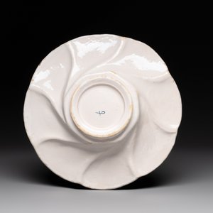 A polychrome Dutch Delft twisted 'Queen Mary' dish, erroneously inscribed K N, 17th C. — foto 2