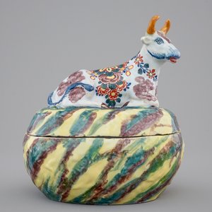 A polychrome Dutch Delftware butter tub with a cow, 18th C. — 照片 2