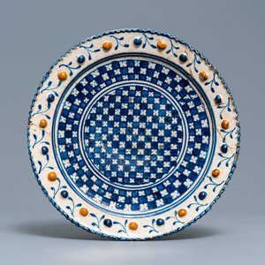 A polychrome Dutch maiolica 'checkerboard' dish, 1st quarter 17th C. — photo 1