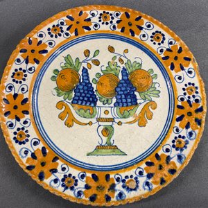 A polychrome Dutch maiolica dish with a fruit tazza, 1st half 17th C. — photo 3