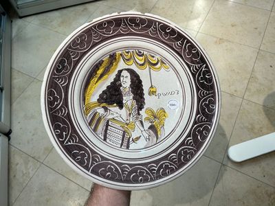 A polychrome Dutch maiolica dish with King William III, late 17th C. — 照片 1