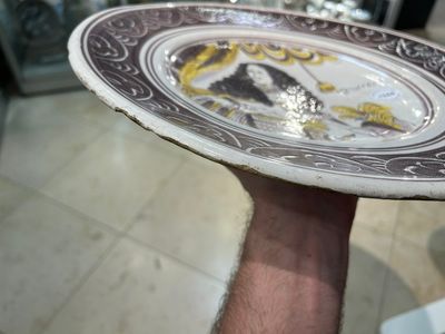 A polychrome Dutch maiolica dish with King William III, late 17th C. — 照片 3