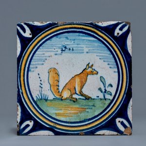 A polychrome Dutch maiolica 'fox' tile, late 16th C. — photo 1
