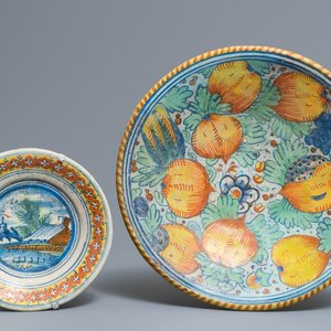 A polychrome Dutch maiolica pomegranates dish and a landscape plate, 17th C. — 照片 1