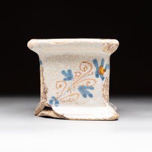 A polychrome Dutch maiolica salt, excavated in The Hague, probably Verstraeten workshop, Haarlem, 17th C. — photo 4