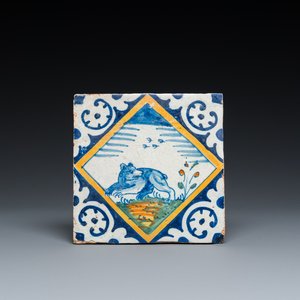 A polychrome Dutch maiolica tile with a bear, ca. 1600 — 照片 1
