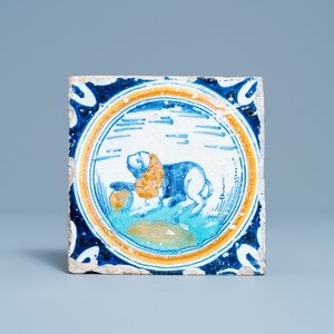 A polychrome Dutch maiolica tile with a lion in a medallion, ca. 1600 — 照片 1