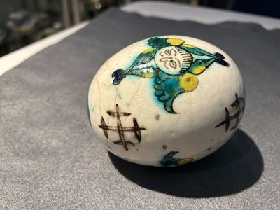 A polychrome egg-shaped hanging ornament, Kutahya, Turkey, 19th C. — 照片 2