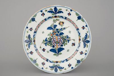 A polychrome English Delftware dish, London, 18th C.