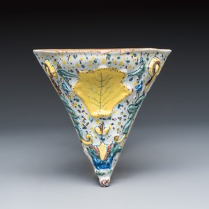 A polychrome English Delftware triangular wall console — foto 1