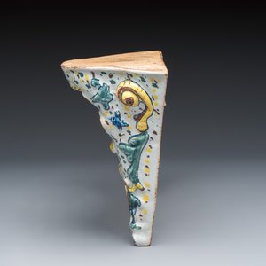 A polychrome English Delftware triangular wall console — foto 2