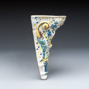 A polychrome English Delftware triangular wall console — foto 4