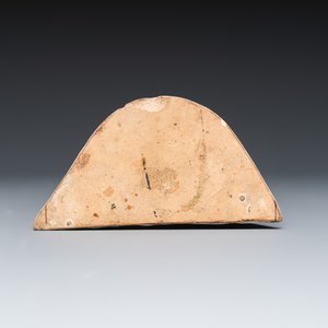 A polychrome English Delftware triangular wall console — foto 5