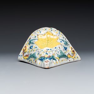 A polychrome English Delftware triangular wall console — foto 6