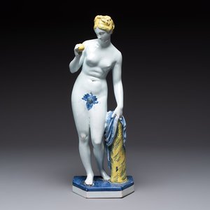 A polychrome faience model of Venus with the apple after Bertel Thorvaldsen, Samson, Paris, 19th C. — photo 1