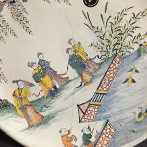 A polychrome French faience chinoiserie dish, Sinceny, 18th C. — photo 4