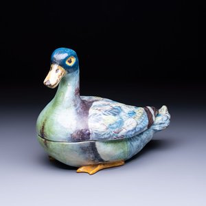 A polychrome French faience duck-form tureen and cover, possibly Bordeaux, 18th C. — foto 1