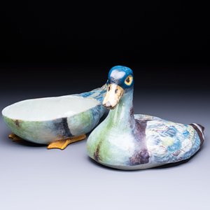 A polychrome French faience duck-form tureen and cover, possibly Bordeaux, 18th C. — foto 2