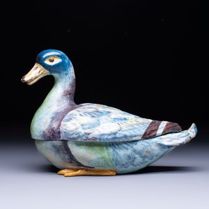 A polychrome French faience duck-form tureen and cover, possibly Bordeaux, 18th C. — foto 3