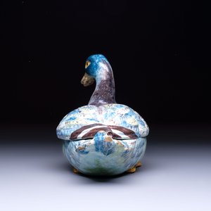 A polychrome French faience duck-form tureen and cover, possibly Bordeaux, 18th C. — foto 4