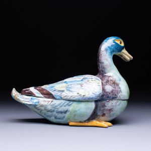 A polychrome French faience duck-form tureen and cover, possibly Bordeaux, 18th C. — foto 5