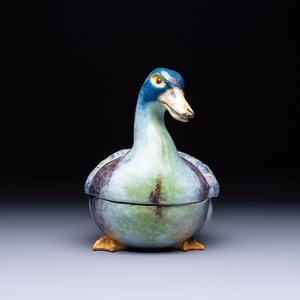 A polychrome French faience duck-form tureen and cover, possibly Bordeaux, 18th C. — foto 6