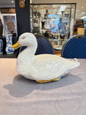 A polychrome French faience duck tureen and cover, Marseille, 18th C. — 照片 1