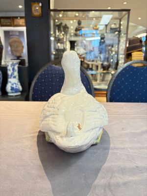 A polychrome French faience duck tureen and cover, Marseille, 18th C. — 照片 2