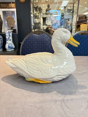 A polychrome French faience duck tureen and cover, Marseille, 18th C. — 照片 3