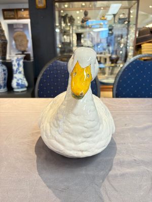 A polychrome French faience duck tureen and cover, Marseille, 18th C. — 照片 4