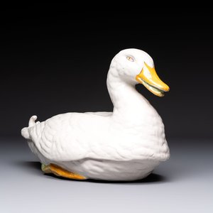 A polychrome French faience duck tureen and cover, Marseille, 18th C. — 照片 1