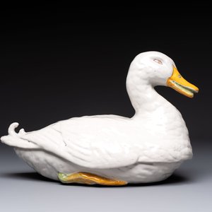 A polychrome French faience duck tureen and cover, Marseille, 18th C. — 照片 3