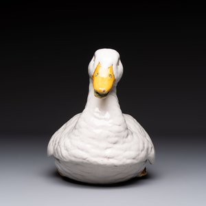 A polychrome French faience duck tureen and cover, Marseille, 18th C. — 照片 4