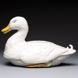 A polychrome French faience duck tureen and cover, Marseille, 18th C. — 照片 5