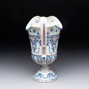 A polychrome French faience helmet-shaped jug, Samson, Paris, 19th C. — photo 2