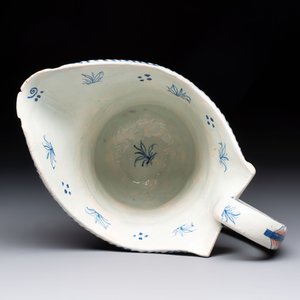A polychrome French faience helmet-shaped jug, Samson, Paris, 19th C. — photo 5