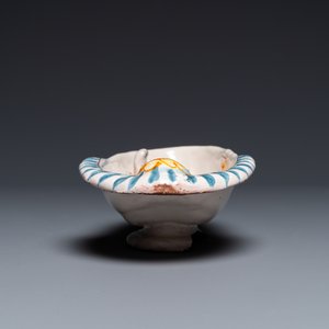 A polychrome French faience oval basin with a bathing woman, Nevers, 17th C. — 照片 5