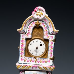 A polychrome French faience pocket watch holder, Marseille, 19th C. — photo 8