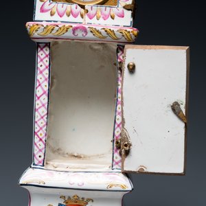 A polychrome French faience pocket watch holder, Marseille, 19th C. — photo 9