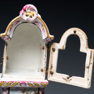A polychrome French faience pocket watch holder, Marseille, 19th C. — photo 10