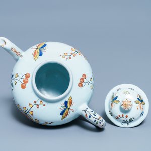 A polychrome French faience teapot and cover, Sinceny, 18th C. — photo 6