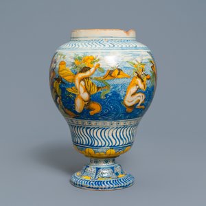 A polychrome French faience vase with sea creatures, Nevers, 18th C. — 照片 3
