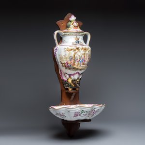 A polychrome French faience wall fountain and basin — 照片 2