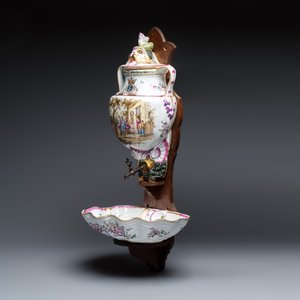 A polychrome French faience wall fountain and basin — 照片 6